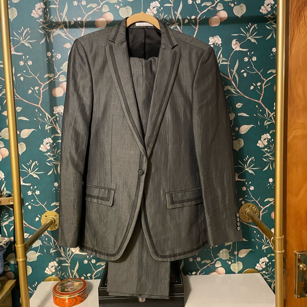 Zara Man gray suit with black piping details